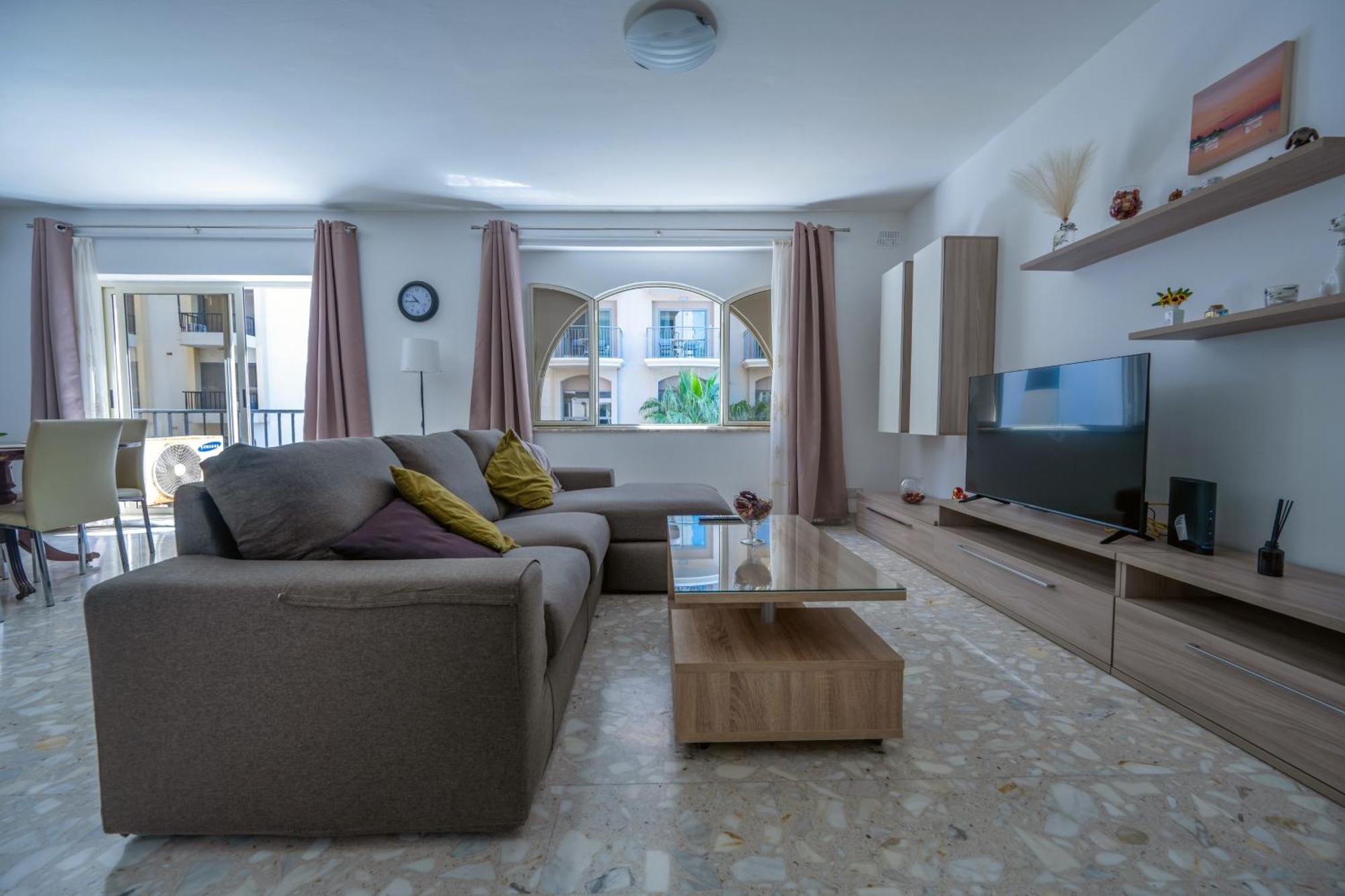 Spacious 3 Bedroom Apartment In The Heart Of St Julians San Giuliano Esterno foto